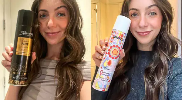 Kobieta prezentuje dwa produkty do włosów. Po lewej TRESemmé Ultra Fine Hairspray, po prawej Amika Fluxus. Oba zapewniają lekką trwałą unoszącą włosy.