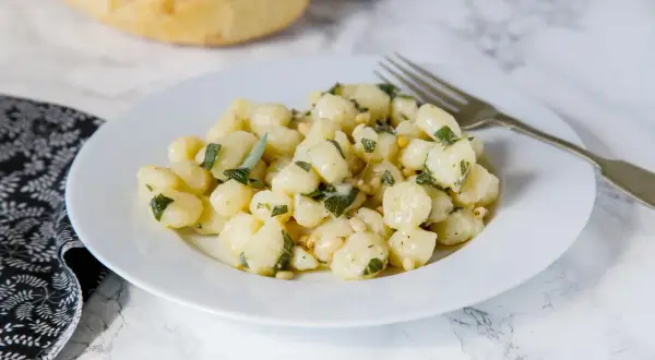 Pyszne gnocchi z szałwią i orzeszkami pinii. Idealny gnocchi przepis z czym podawać, by zachwycić gości.