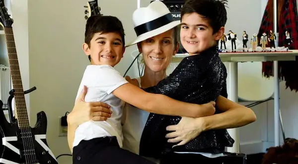 Celine Dion z synami, bliźniakami Eddy'm i Nelsonem, w otoczeniu gitar i figurek Michaela Jacksona.