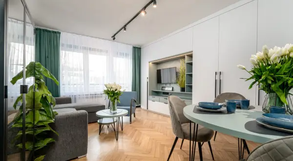 Jak urządzić mały salon? 5 trików, które powiększą go optycznie!