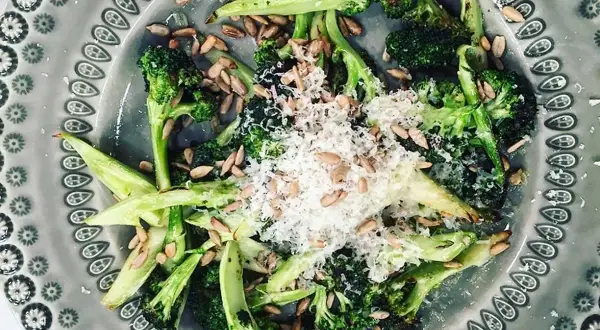 Rostad broccoli med solrosfrön och parmesan, ett enkelt och gott broccoli recept.