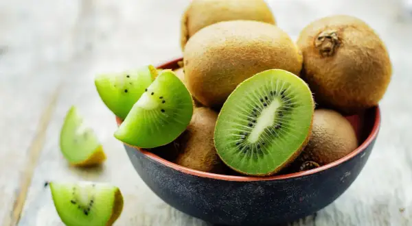 Sezon na kiwi: kiedy jest najlepszy czas na świeże owoce?