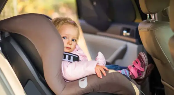 Kleines Mädchen im Kindersitz, ADAC-Sicherheit im Auto, egal ob rechts oder links.