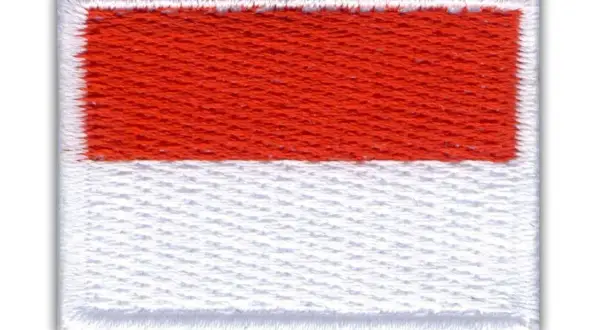 Naszywka z flagą Monako, czerwono-biała, z białym obszyciem.