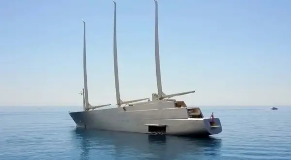 La maestosa yacht di Andrey Melnichenko, A, solca le acque calme con le sue tre imponenti vele.