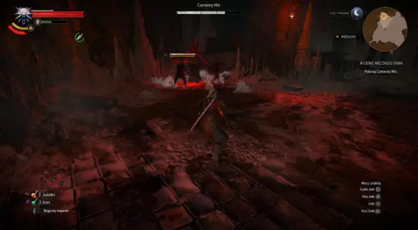 Wiedźmin 3 w cieniu wiecznego ognia. Geralt walczy z Ofiarą zarazy w jaskini, otoczony czerwonym światłem i stalaktytami.