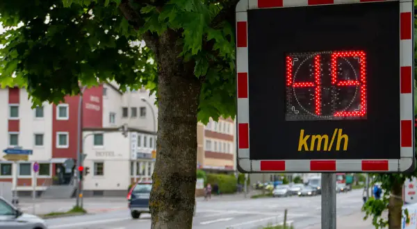 Digitale Geschwindigkeitsanzeige zeigt 49 km/h. Wer mit 70 in 50-Zone geblitzt wird, muss mit Strafe rechnen, auch mit Toleranz.