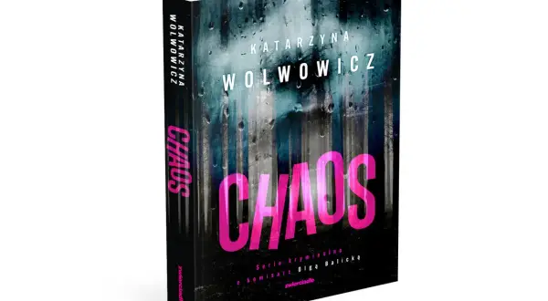 Okładka książki Katarzyny Wolowicz "Chaos" z serii kryminalne zagadki. Deszczowe krople na mrocznym tle lasu.
