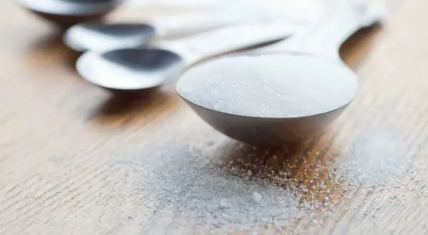 Cuillère à soupe de sucre : maîtrisez le poids pour des desserts parfaits