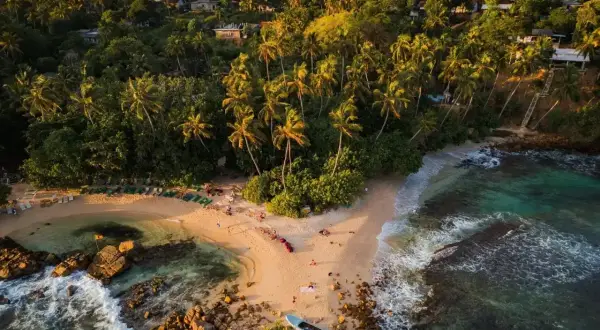 Rajska plaża na Sri Lance, z palmami i turkusową wodą. Czy Sri Lanka jest bezpieczna? Tak, wygląda na spokojną i relaksującą.