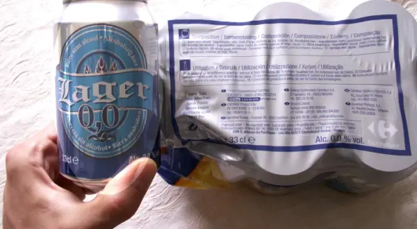Puszka piwa "Lager 0,0" z napisem "Biere sans alcool", co oznacza, że nie zawiera alkoholu.