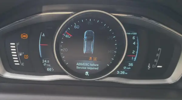 ABS/ESC-fel indikerar att esc service erfordras volvo. Varningstriangel och ABS-lampa lyser.
