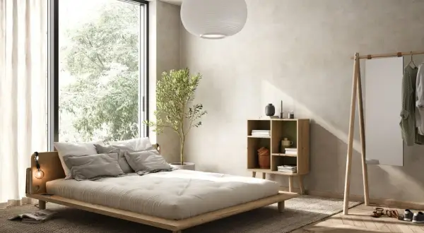 Minimalistisches Schlafzimmer mit niedrigem Holz-Bett, das verschiedene Bett Arten inspiriert. Große Fensterfront, Pflanzen und ein offenes Regal.