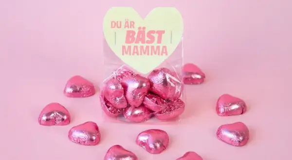 Rosa hjärtformade chokladpraliner i en påse med texten "Du är bäst mamma". En perfekt present till en älskad mamma.