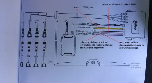 Schemat montażu czujników parkowania Valeo. Pokazuje połączenia z lampą stop, zasilaniem i czujnikami.