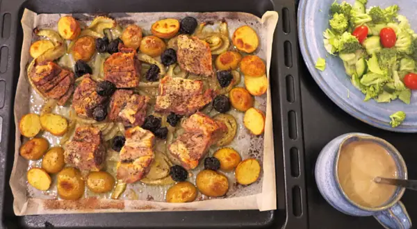 Kött, potatis och plommon på en plåt. Enkelt och gott allt på en plåt! Bredvid en sallad och en skål med sås.