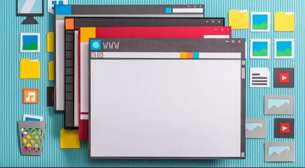 Papierowy pulpit z oknami przeglądarki, ikonami i koszem. Idealny do nauki, jak zainstalować Windows 11 na nowym komputerze.