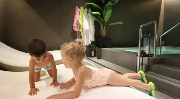 Dos niños disfrutan de un día de relax en un spa infantil en Valencia.