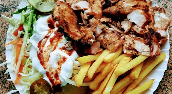 Ile kalorii ma kebab z frytkami? Zaskakujące wartości, które musisz znać