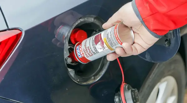 Dodatek do paliwa Liqui Moly Diesel-Schutz DPF wlewany do baku. Czy można wypalać DPF na postoju? Ten preparat pomaga utrzymać filtr w czystości.