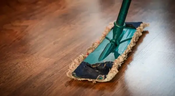 Jaki mop do podłogi drewnianej? Wybierz bezpieczny! Poradnik Zuzanny