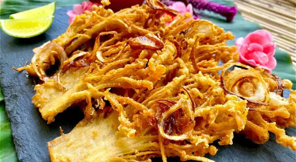Krispiga friterade enokisvampar, ett spännande enokisvamp recept. Serveras med lime och en röd dippsås.