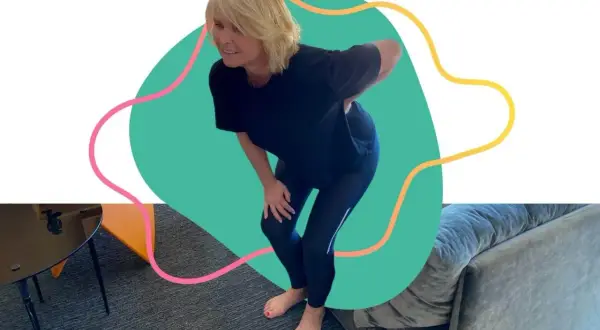 Femme se tenant le bas du dos, le visage crispé par la douleur. La question "peut on marcher avec une sciatique ?" est soulevée par cette posture.