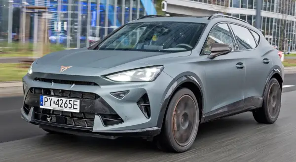Szary Cupra Formentor w ruchu miejskim. Sprawdź aktualną cupra formentor cena i możliwości tego SUV-a.