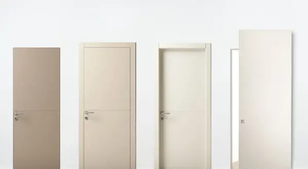 Quattro tipi di porte moderne, con maniglie in metallo e finiture diverse, su un pavimento in legno chiaro.
