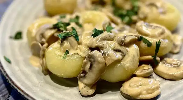 Kluseczki śląskie z sosem grzybowym i natką pietruszki. Idealne jako dodatek do pieczonego mięsa, np. schabu lub karkówki.