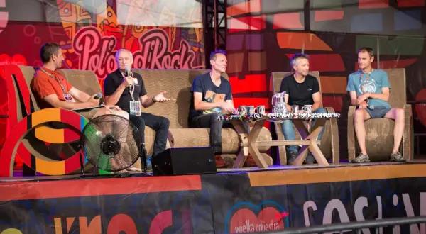 Pięciu mężczyzn siedzi na scenie podczas panelu dyskusyjnego "Akademia Chłopskiego Rozumu".