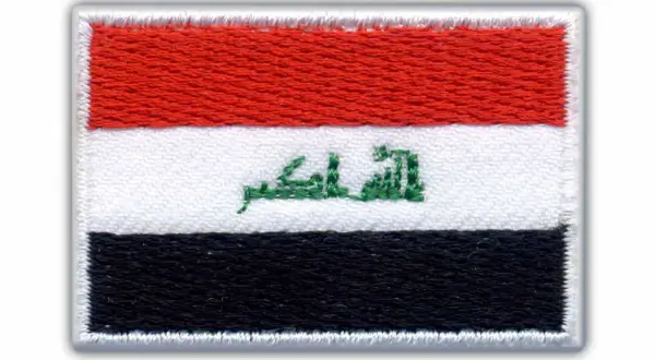 Naszywka z flagą Iraku. Trzy poziome pasy: czerwony, biały z zielonym napisem "Allahu Akbar" i czarny.