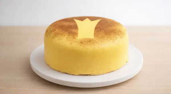 Gul tårta med krona och kanel. Ett recept på en Karl Gustav tårta som ser kunglig ut.