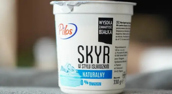 Pilos Skyr Naturalny, 0% tłuszczu. Czy skyr jest lekkostrawny? Tak, ten islandzki jogurt jest bogaty w białko i łatwo przyswajalny.