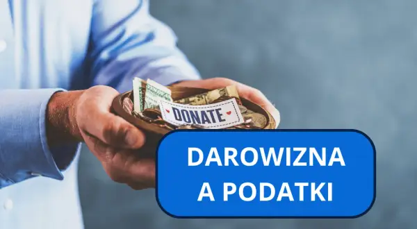 Dłonie trzymają miseczkę z pieniędzmi i napisem "DONATE". Pod spodem niebieski prostokąt z tekstem "DAROWIZNA A PODATKI", sugerujący kwestie grup podatkowych darowizna.