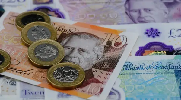 Brytyjskie funty i monety. Może to być część zwrotu podatku UK, który pozwoli na zakup nowych rzeczy.
