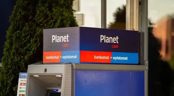 Bankomat Planet Cash mBank, gdzie można wpłacić i wypłacić pieniądze.