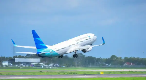 Samolot Garuda Indonesia startuje. Zastanawiasz się, ile trwa bezpośredni lot z Warszawy do Bali?