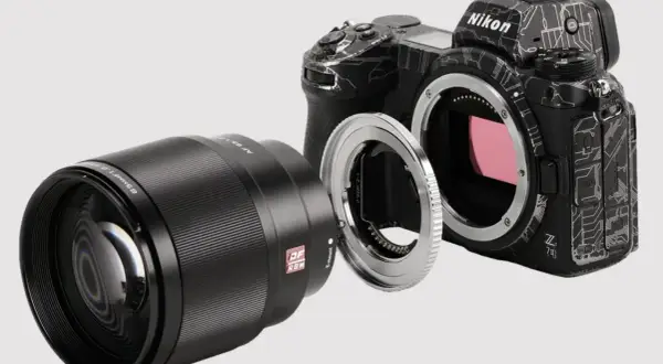 Nikon Z aparat z obiektywem i adapterem do aparatu.