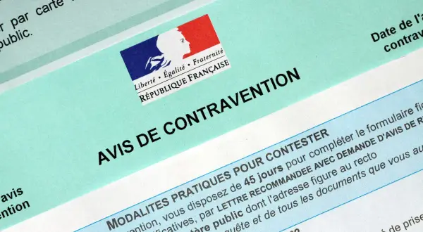 Un avis de contravention français, avec le logo de la République. Il détaille les modalités pour contester une amende.