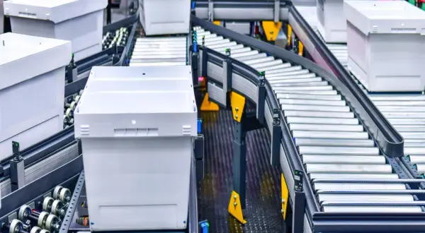 Automatyczne linie transportowe z białymi pojemnikami to przykłady innowacji w logistyce, usprawniające przepływ towarów.