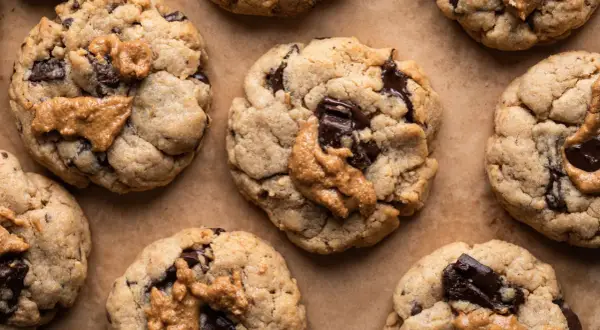 Saftige Schoko-Erdnussbutter-Cookies, perfekt für jedes Cookies Rezept.