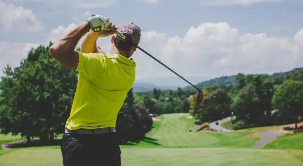 Golfer im Bergischen Land schwingt den Schläger. Ein perfekter Abschlag auf dem bergisch land golfplatz.