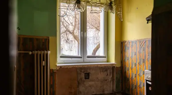 Moje nowe mieszkanie komunalne do remontu. Okno z widokiem na drzewa, stara tapeta i kaloryfer. Czas na zmiany!