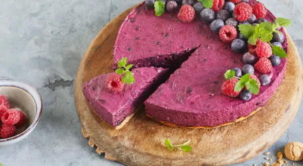 Beeren-Torte, ein köstliches Beispiel für einfache torten rezepte, verziert mit frischen Beeren und Minze.
