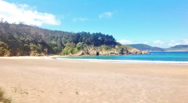 Arena dorada, mar turquesa y acantilados verdes. Un paraíso natural en las playas de O Vicedo, perfecto para desconectar.