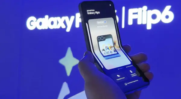 Składany iPhone, a właściwie Galaxy Flip6, prezentuje swoje możliwości. W tle logo Galaxy Flip6.