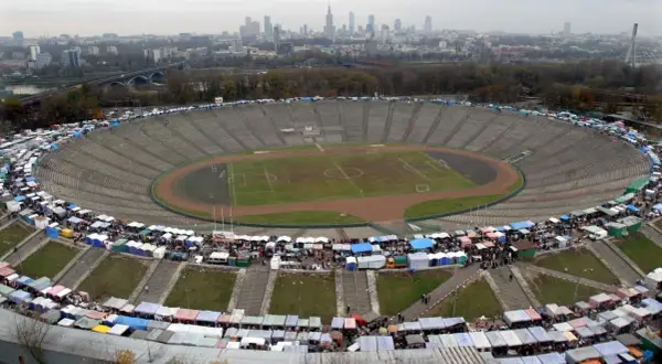 Stadion Dziesięciolecia tętni życiem jako wielki jarmark. Wokół boiska rozstawiono liczne stragany, tworząc barwny korowód.