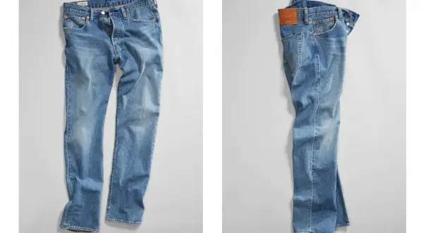 Två par ljusblå jeans, ett framifrån och ett bakifrån. Perfekt för dig som vill krympa jeansen för en tajtare passform.