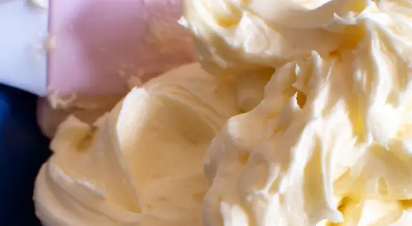 Puszysty krem z mascarpone i śmietanki, gotowy do dekorowania tortu.